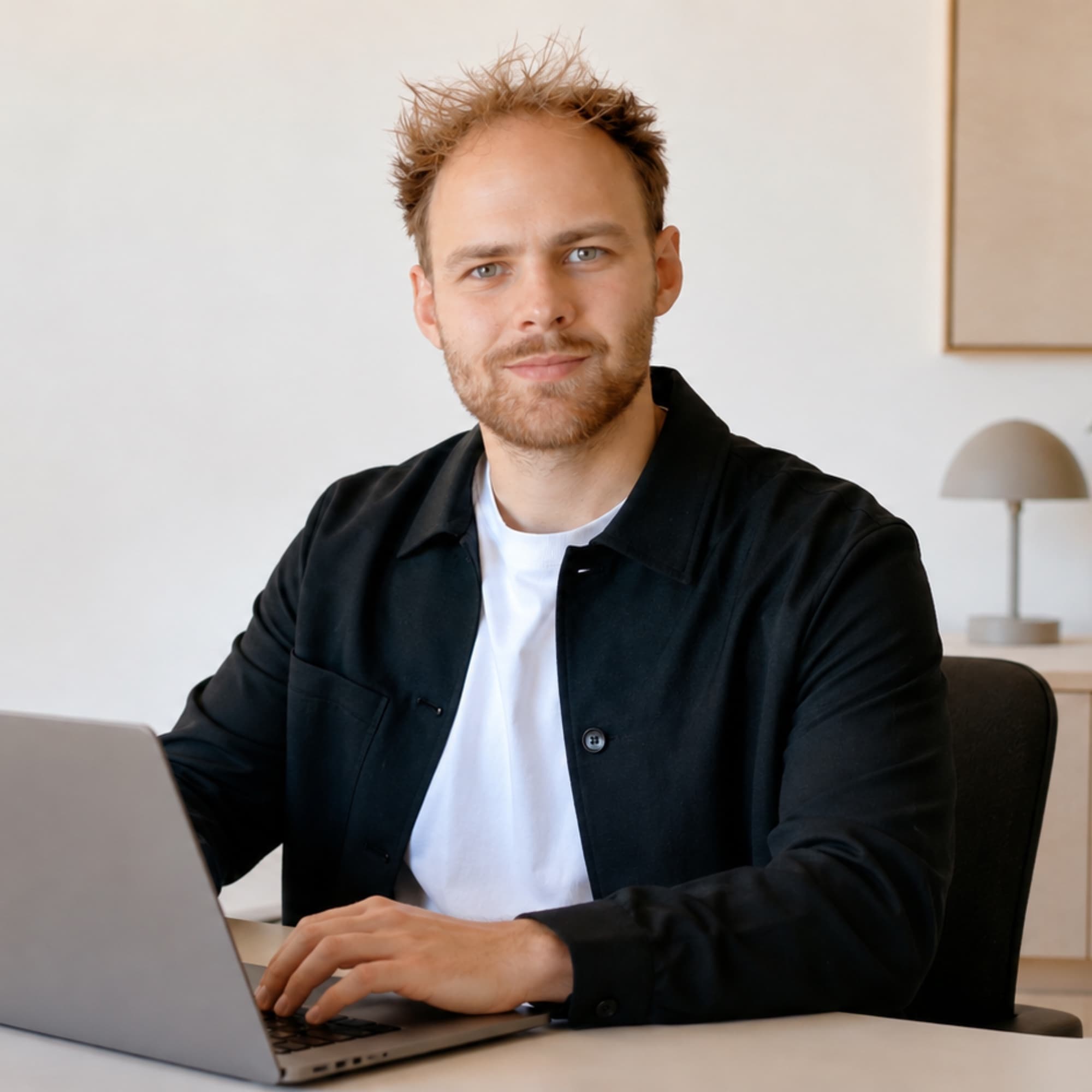 Anders Jepsen ved skrivebordet