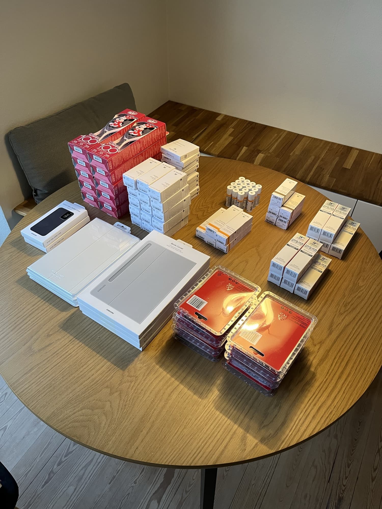 Varer lagt frem på bordet, klar til at blive pakket